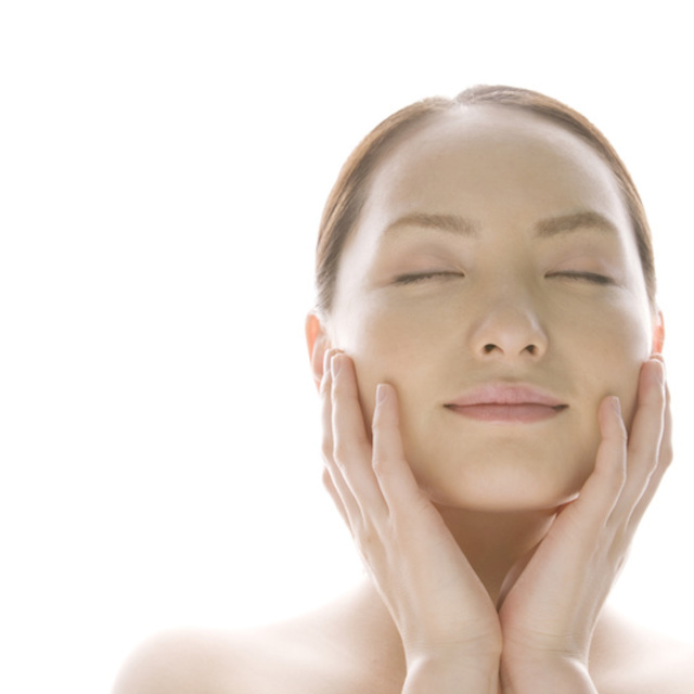 顔をおさえる女性