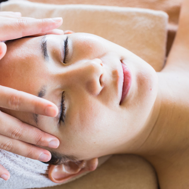 マッサージを受ける女性